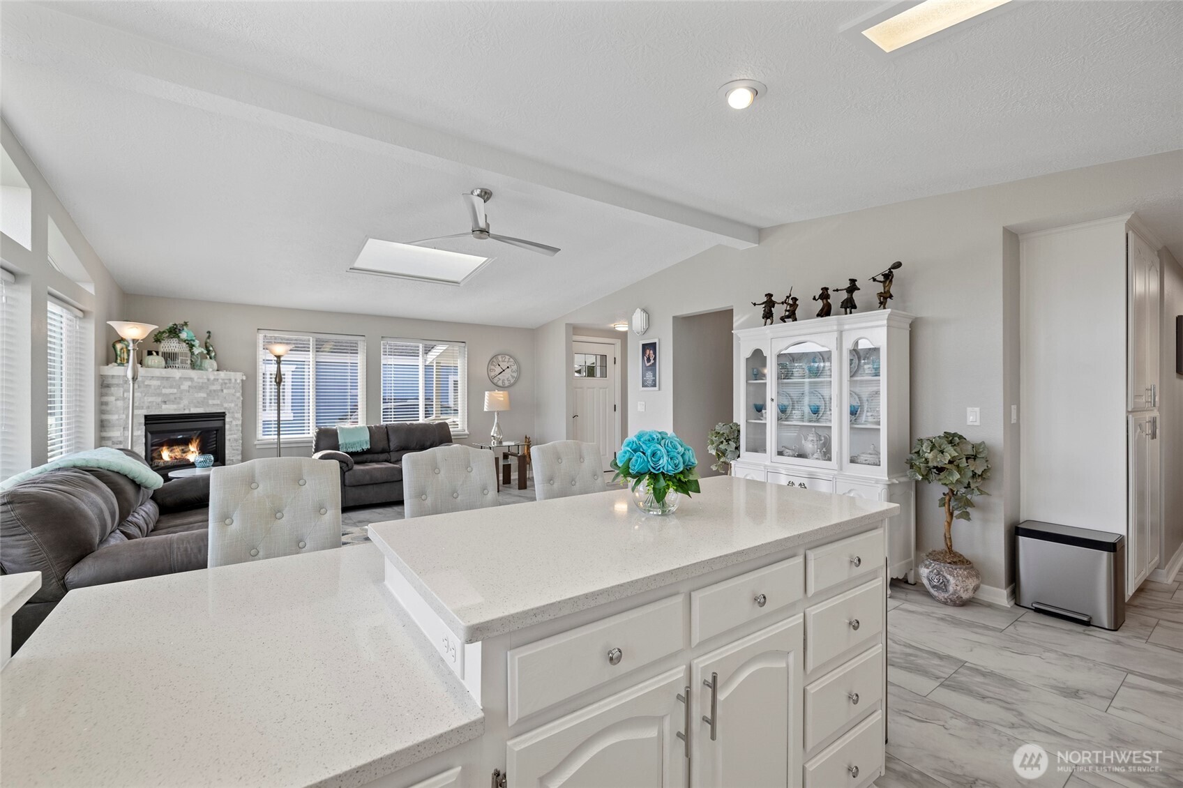 2610 East Section Street, Unit 12 Mount Vernon, WA 98274 - Photo 13 of 39 a view of living room with furniture and a chandelier