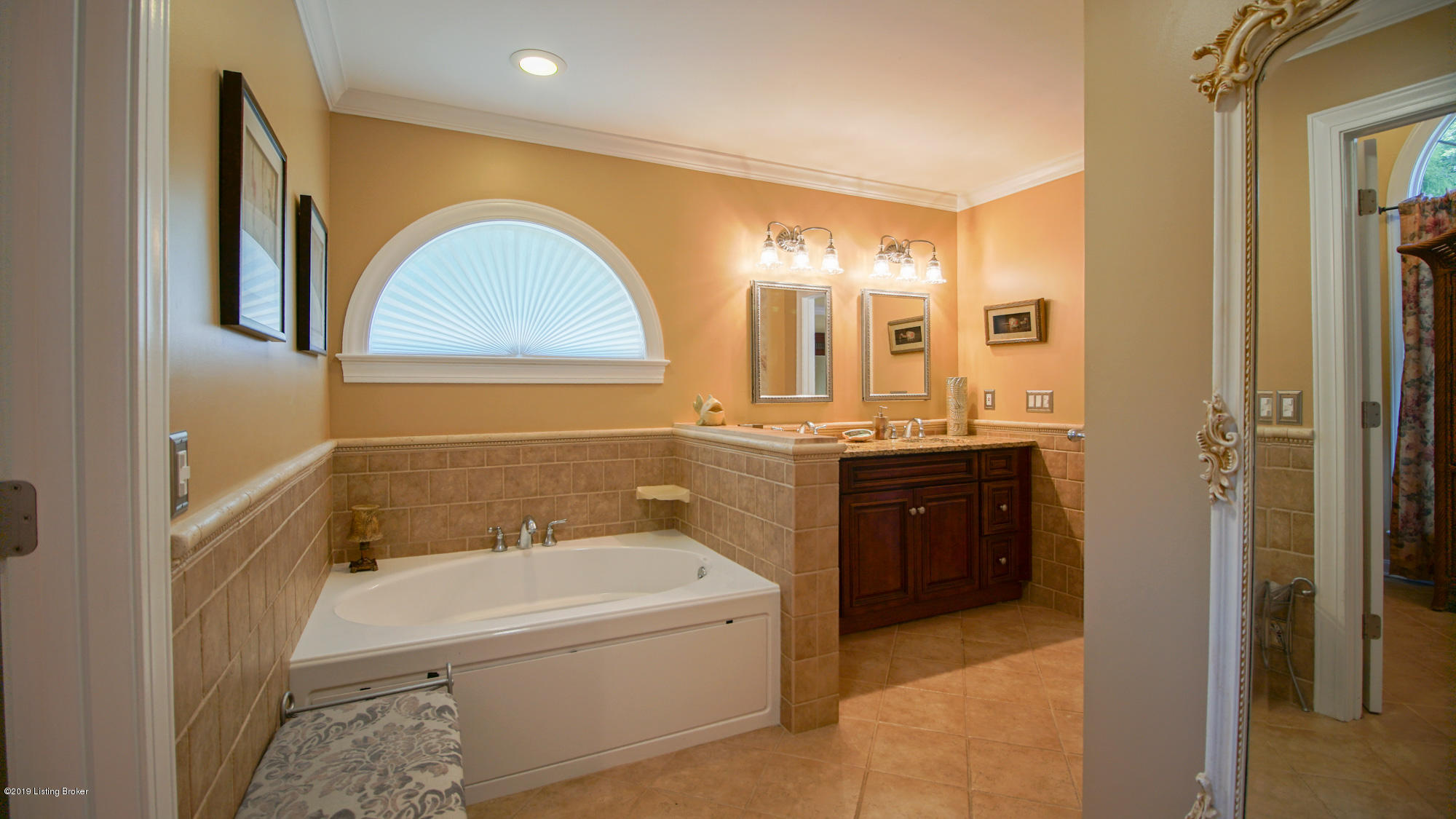 6303 Rockingham Court Prospect, KY 40059 - Photo 20 of 37 G-MASTERBATH5 (1 of 1)