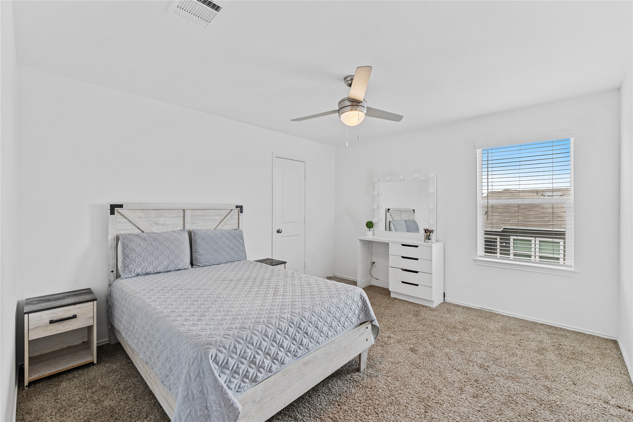 425 Perfect World Loop Jarrell, TX 76537 - Photo 21 of 29 Well-lit room with neutral wall paint and plush carpeting