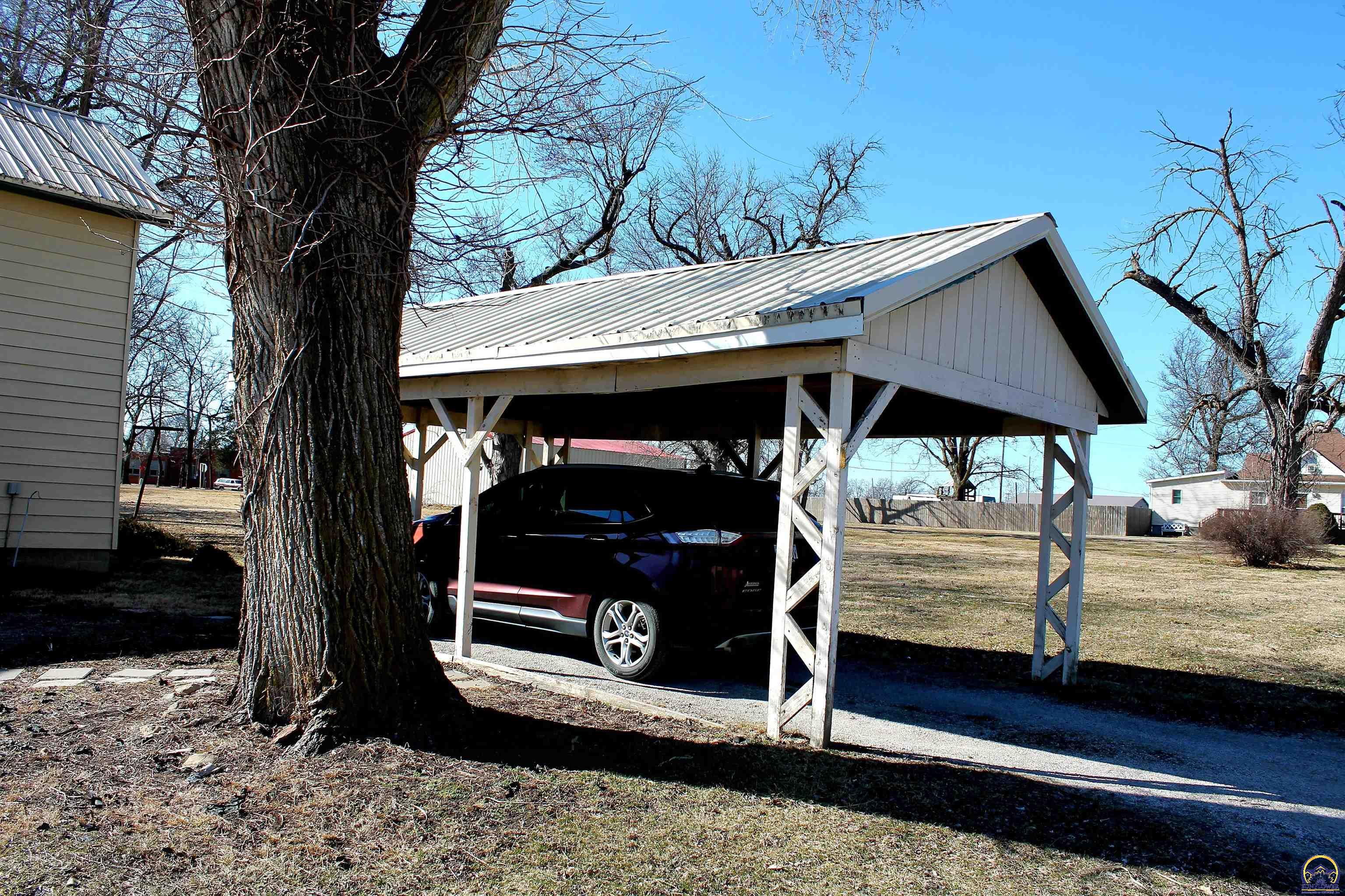 317 Chestnut Street Everest, KS 66424 - Photo 2 of 26