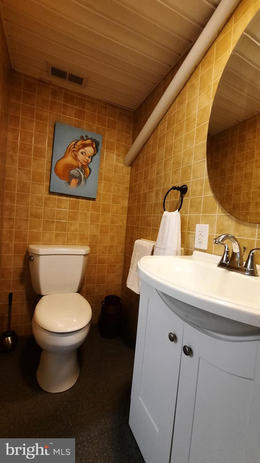 2478 High Top Road Linden, VA 22642 - Photo 25 of 36 a bathroom with a toilet sink and mirror