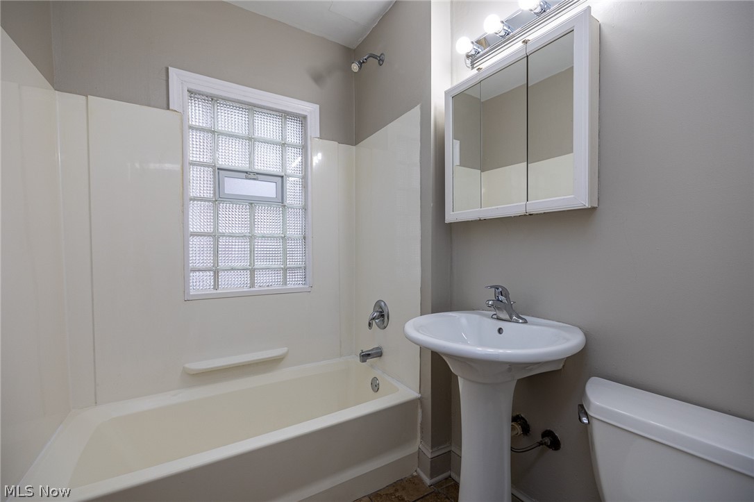 4629 Burleigh Road Cleveland, OH 44125 - Photo 19 of 31 Bath