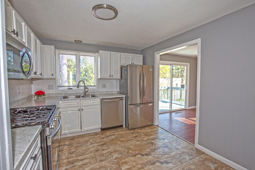 90 Teakwood Road Springfield, MA 01128 - Photo 6 of 39