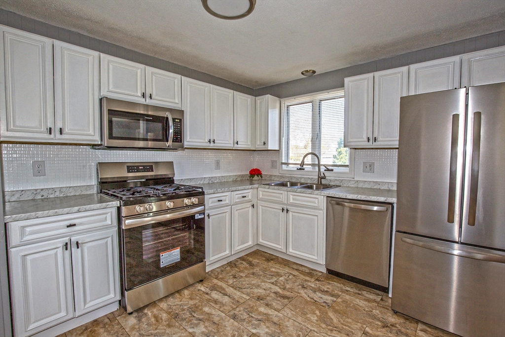 90 Teakwood Road Springfield, MA 01128 - Photo 7 of 39