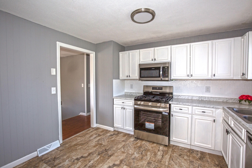90 Teakwood Road Springfield, MA 01128 - Photo 8 of 39