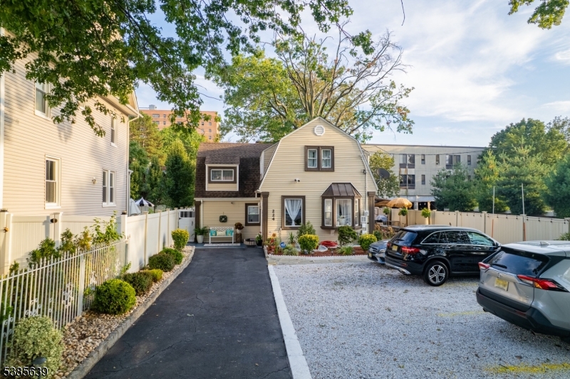 224 Edgar Place Elizabeth, NJ 07202 - Photo 2 of 35