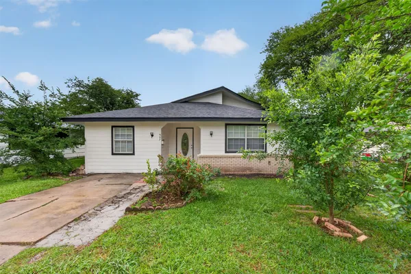 $199,900 | 907 South 3rd Street, La Porte, TX 77571