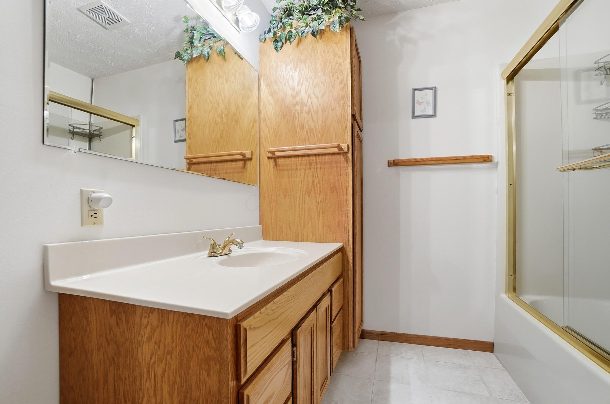 12644 Snyder Church Road Northwest Baltimore, OH 43105 - Photo 29 of 61 Full Bath 2 - 12644 Snyder Church Road NW, Baltimore, OH 43105