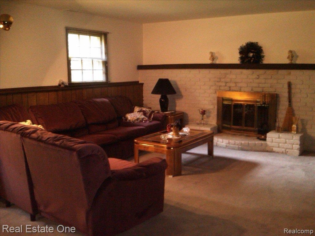 3047 Greenwood Street Rochester, MI 48309 - Photo 8 of 23 19 Family Room
