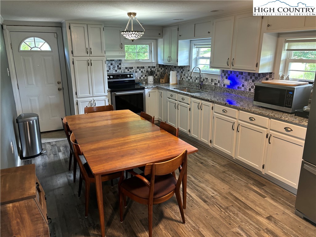 4611 Summit Road Purlear, NC 28665 - Photo 5 of 49 Gallery Image 5