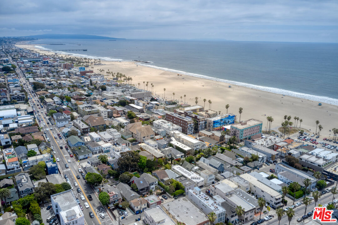 44 Rose Avenue Venice, CA 90291 - Photo 12 of 33 a view of a city