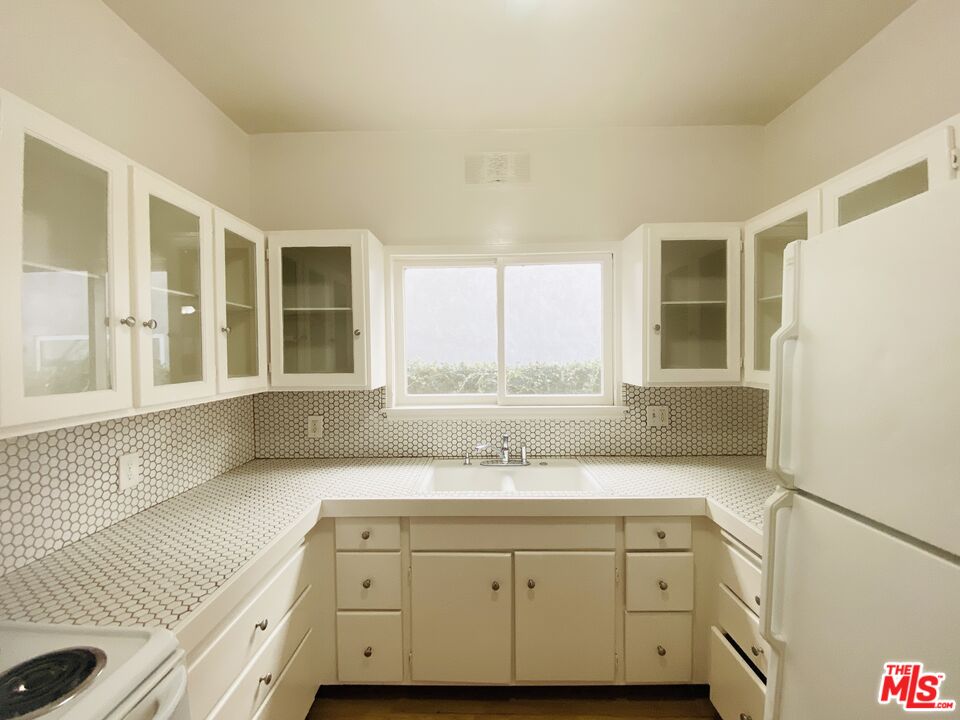 44 Rose Avenue Venice, CA 90291 - Photo 29 of 33 a bathroom with a sink and a window