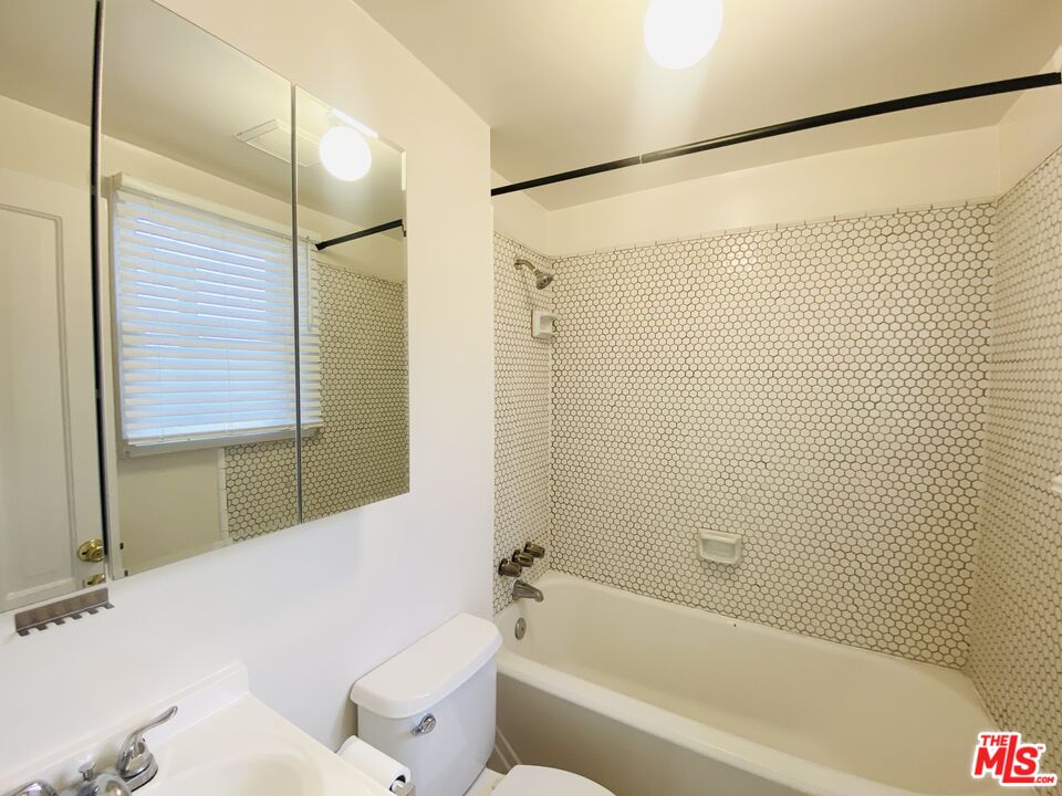 44 Rose Avenue Venice, CA 90291 - Photo 32 of 33 a bathroom with a bathtub and a shower