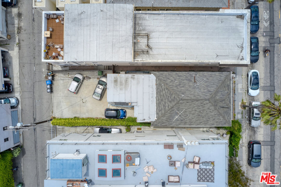 44 Rose Avenue Venice, CA 90291 - Photo 8 of 33 a bathroom with a sink and a mirror