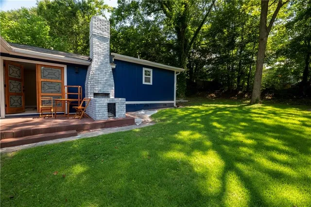 a view of a house with a yard
