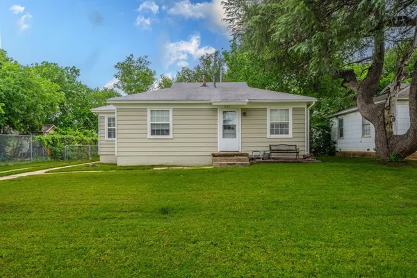 $1,375 | 1155 Greenbrier Drive, River Oaks, TX 76114