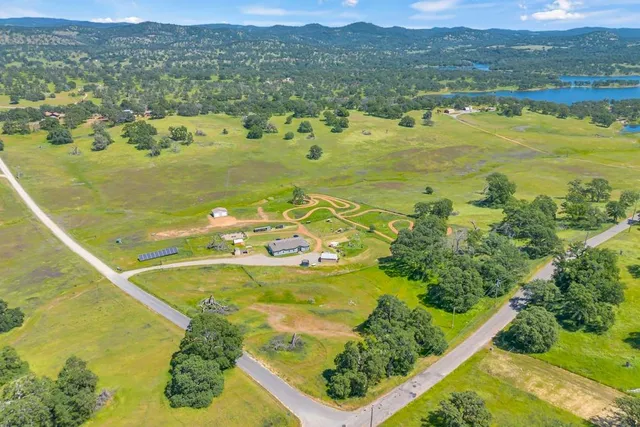a view of a tennis court