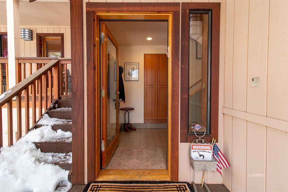 25440 Seneca Road Idyllwild, CA 92549 - Photo 4 of 68 Entry into fine living