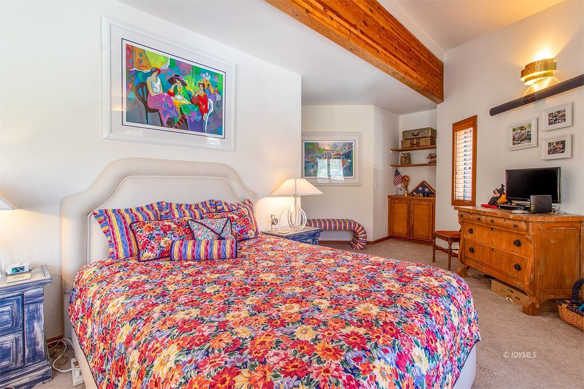 25440 Seneca Road Idyllwild, CA 92549 - Photo 34 of 68 a bedroom with a bed and dresser