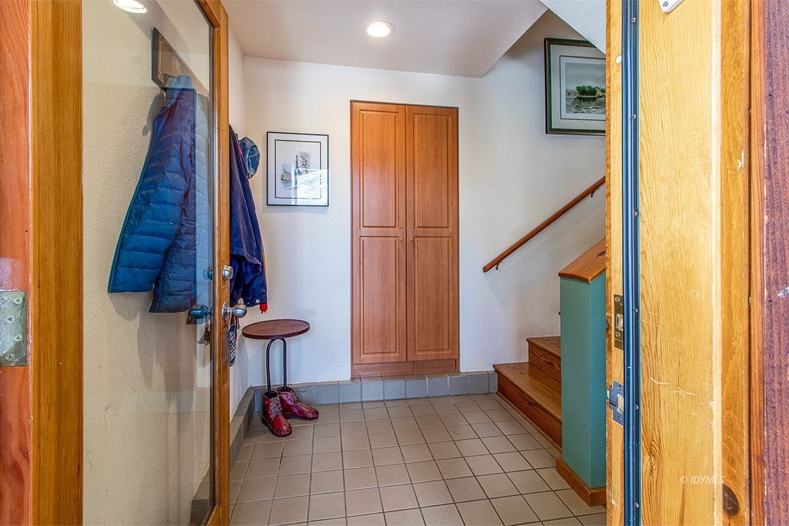 25440 Seneca Road Idyllwild, CA 92549 - Photo 5 of 68 Entry foyer with coat closet