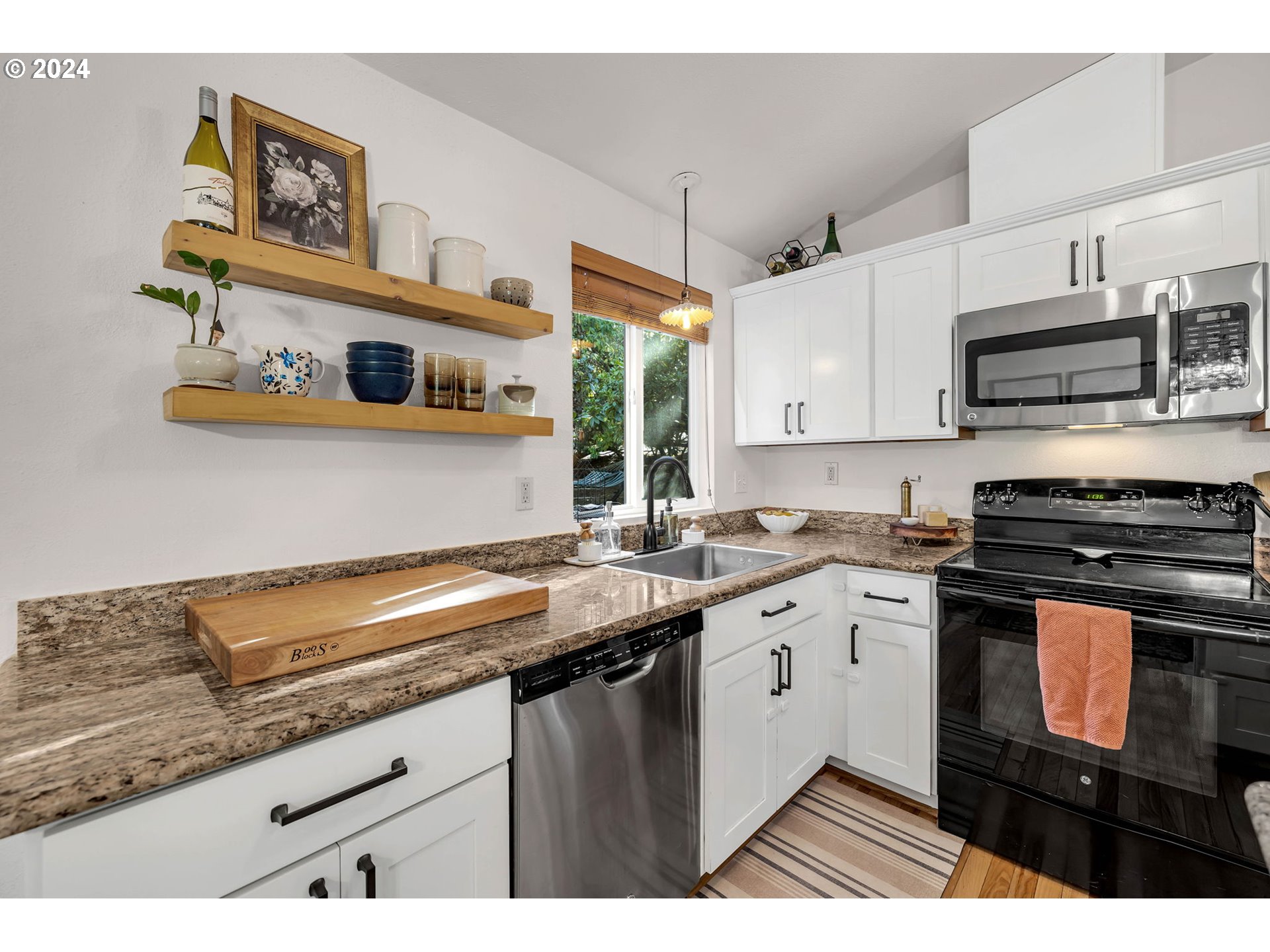 5822 Southwest Multnomah Boulevard Portland, OR 97219 - Photo 12 of 37 Kitchen