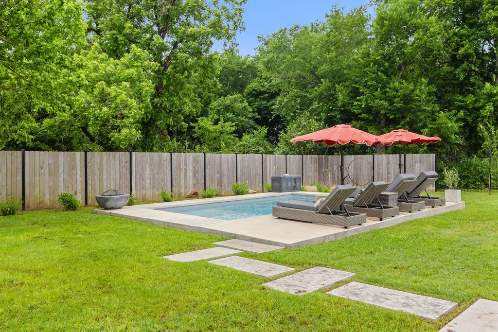 302 South Schramm Road Granger, TX 76530 - Photo 28 of 33 a view of a backyard with furniture and a tub