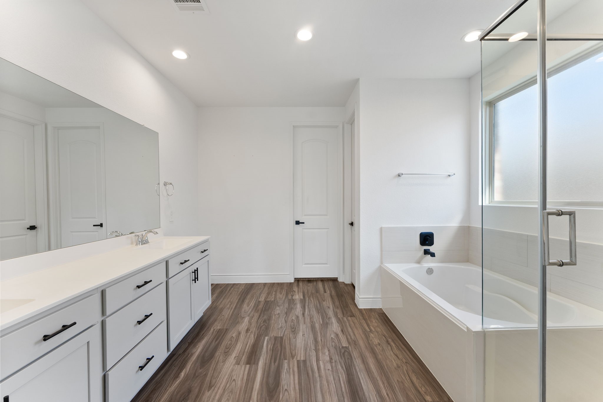 20151 Clear Rdg Lane Montgomery, TX 77316 - Photo 22 of 39 a spacious bathroom with a tub sink and mirror