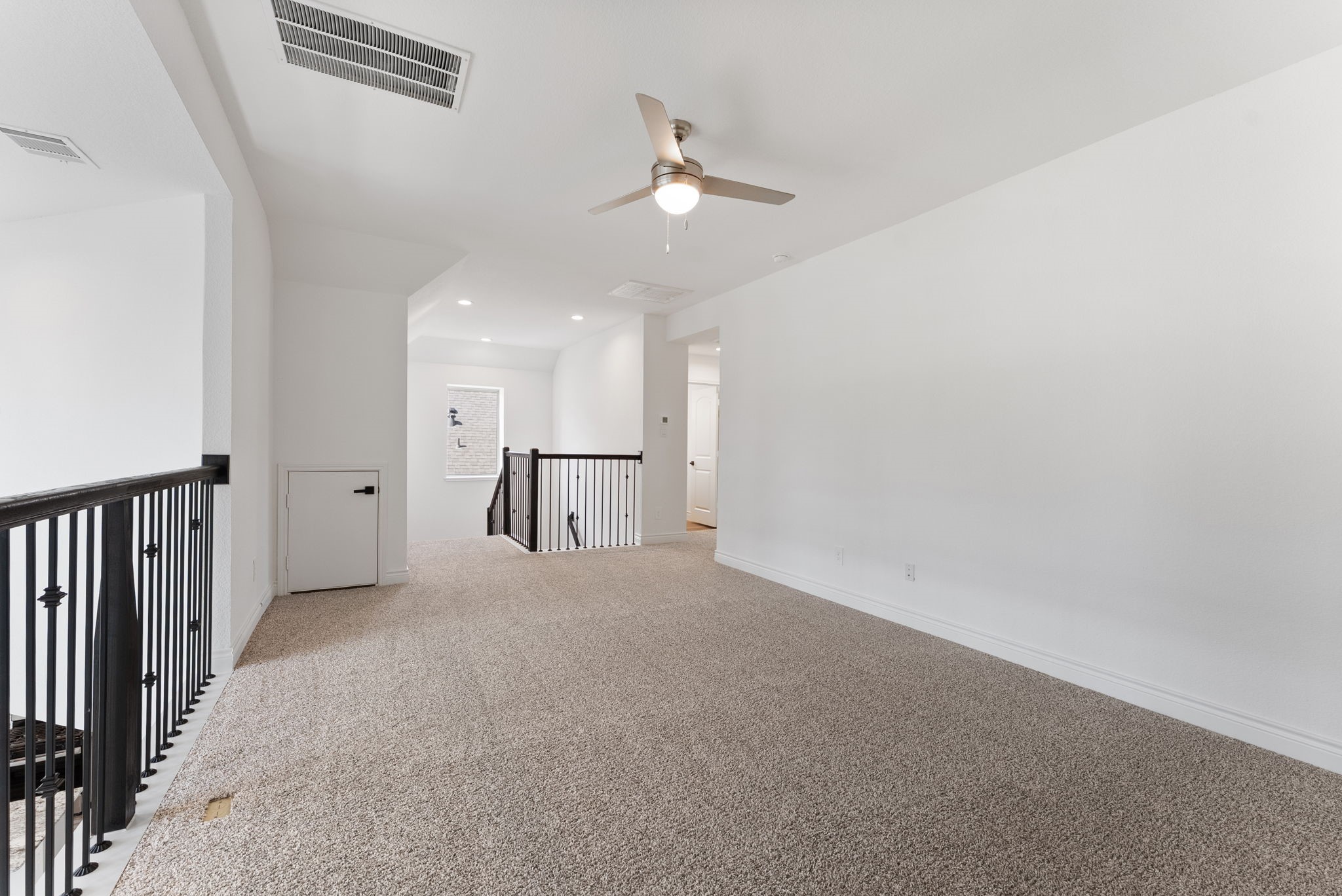 20151 Clear Rdg Lane Montgomery, TX 77316 - Photo 27 of 39 an empty room with a ceiling fan and a window