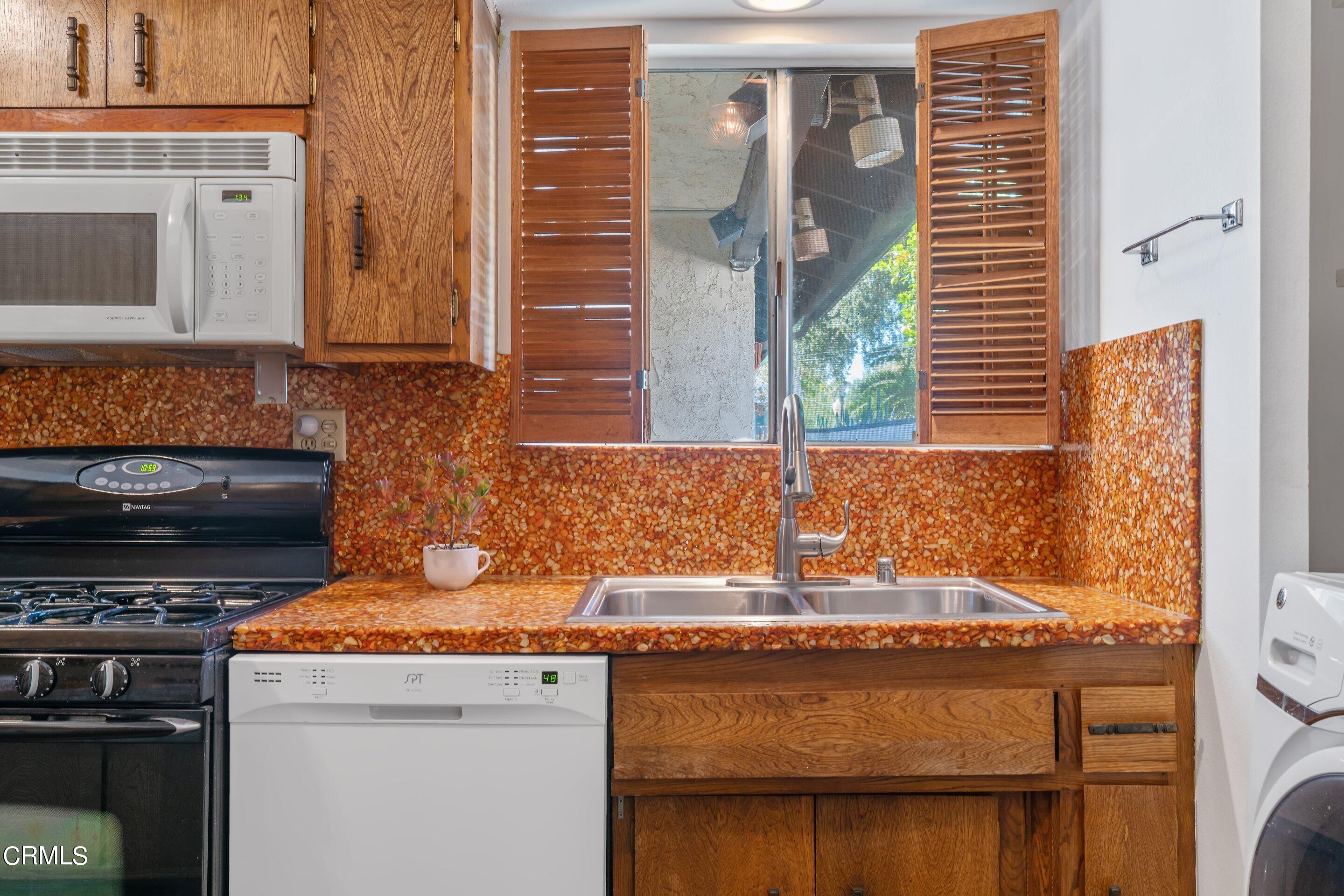 575 Winona Way Pasadena, CA 91103 - Photo 18 of 36 a bathroom with a sink and a mirror