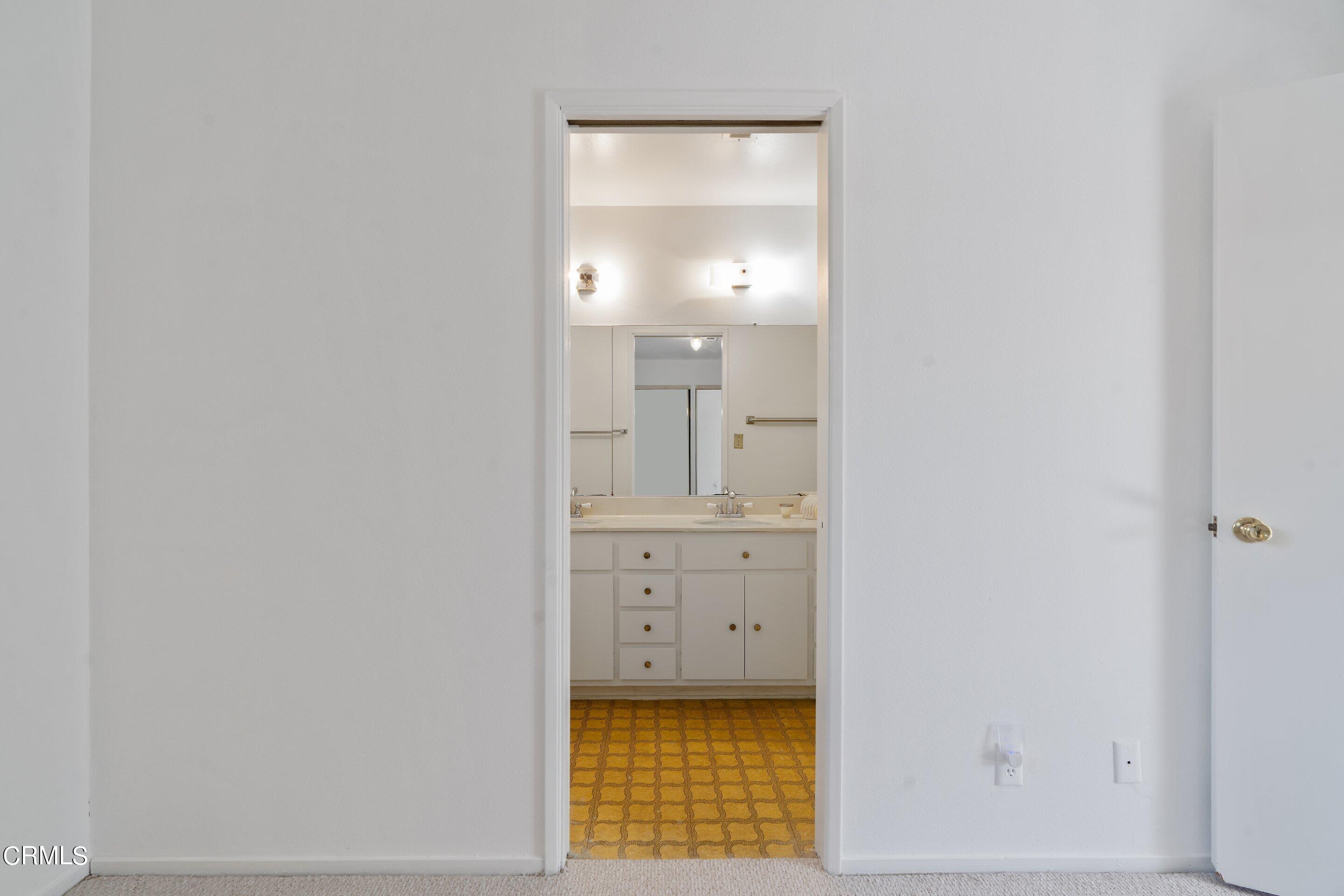 575 Winona Way Pasadena, CA 91103 - Photo 30 of 36 a bathroom with a sink and a mirror