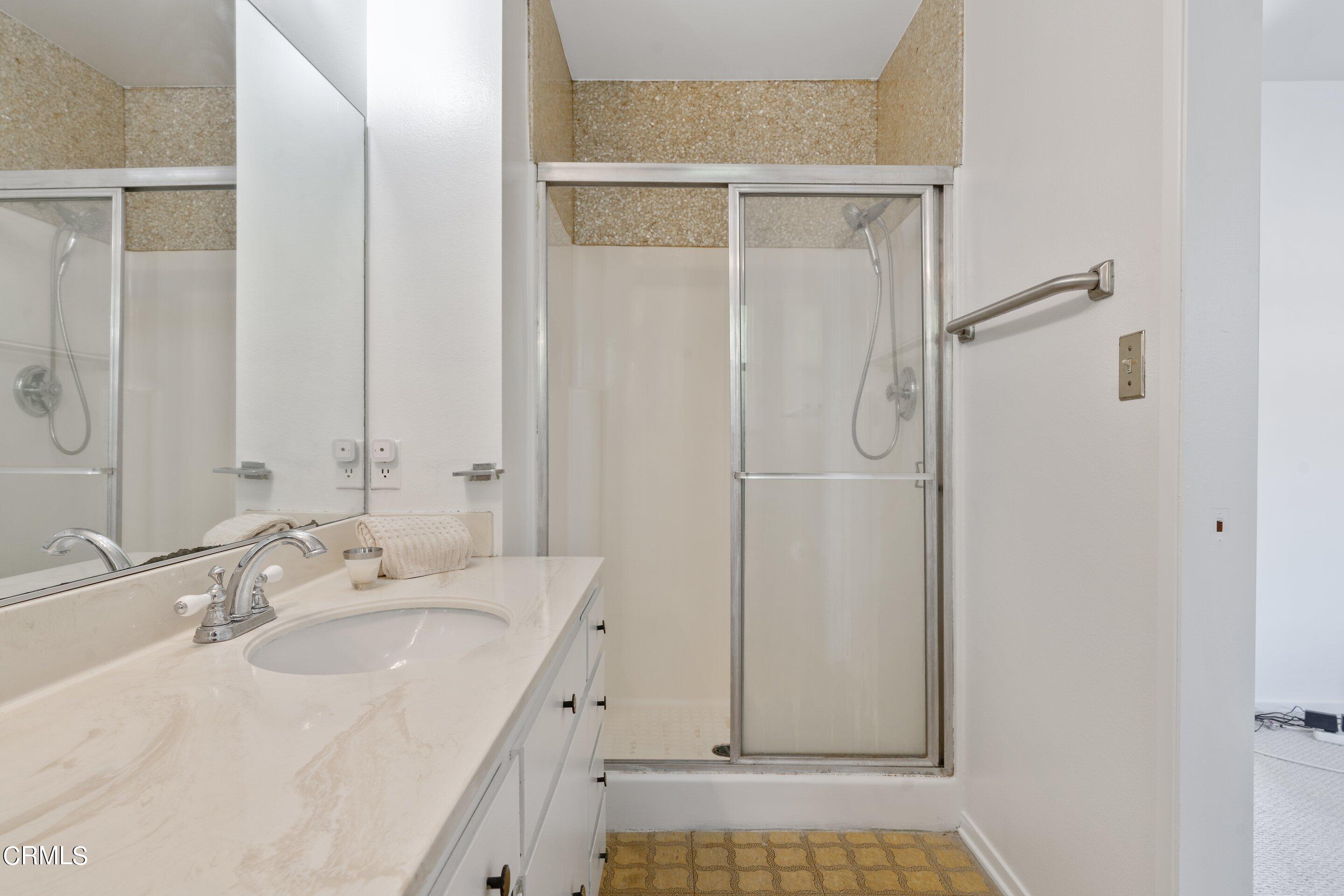 575 Winona Way Pasadena, CA 91103 - Photo 32 of 36 a bathroom with a sink and a mirror