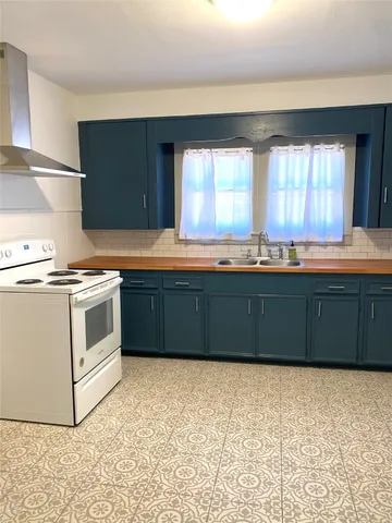 $1,475 | 826 Fowlkes Street, Sealy, TX 77474