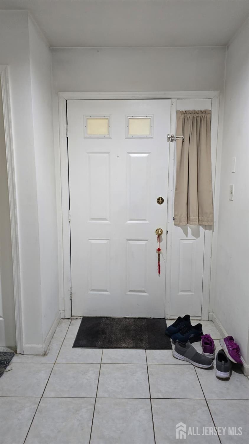 a view of entryway with a bathtub