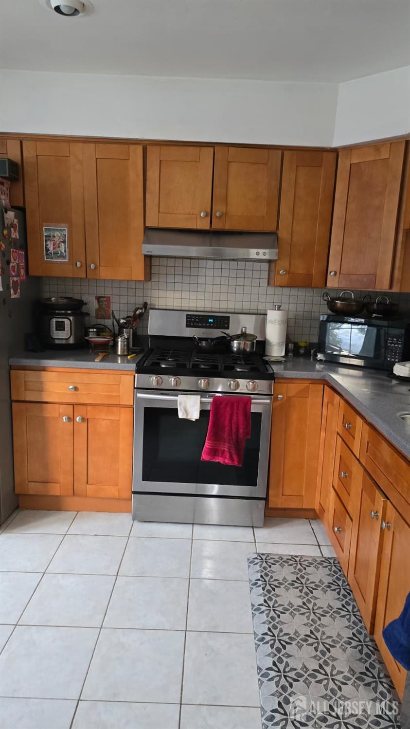 2805 Cricket Circle Edison, NJ 08820 - Photo 5 of 11 a kitchen with stainless steel appliances granite countertop a stove a sink and a microwave