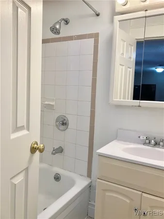 $925 | 294 South Elmwood Avenue, Unit 1, Buffalo, NY 14201