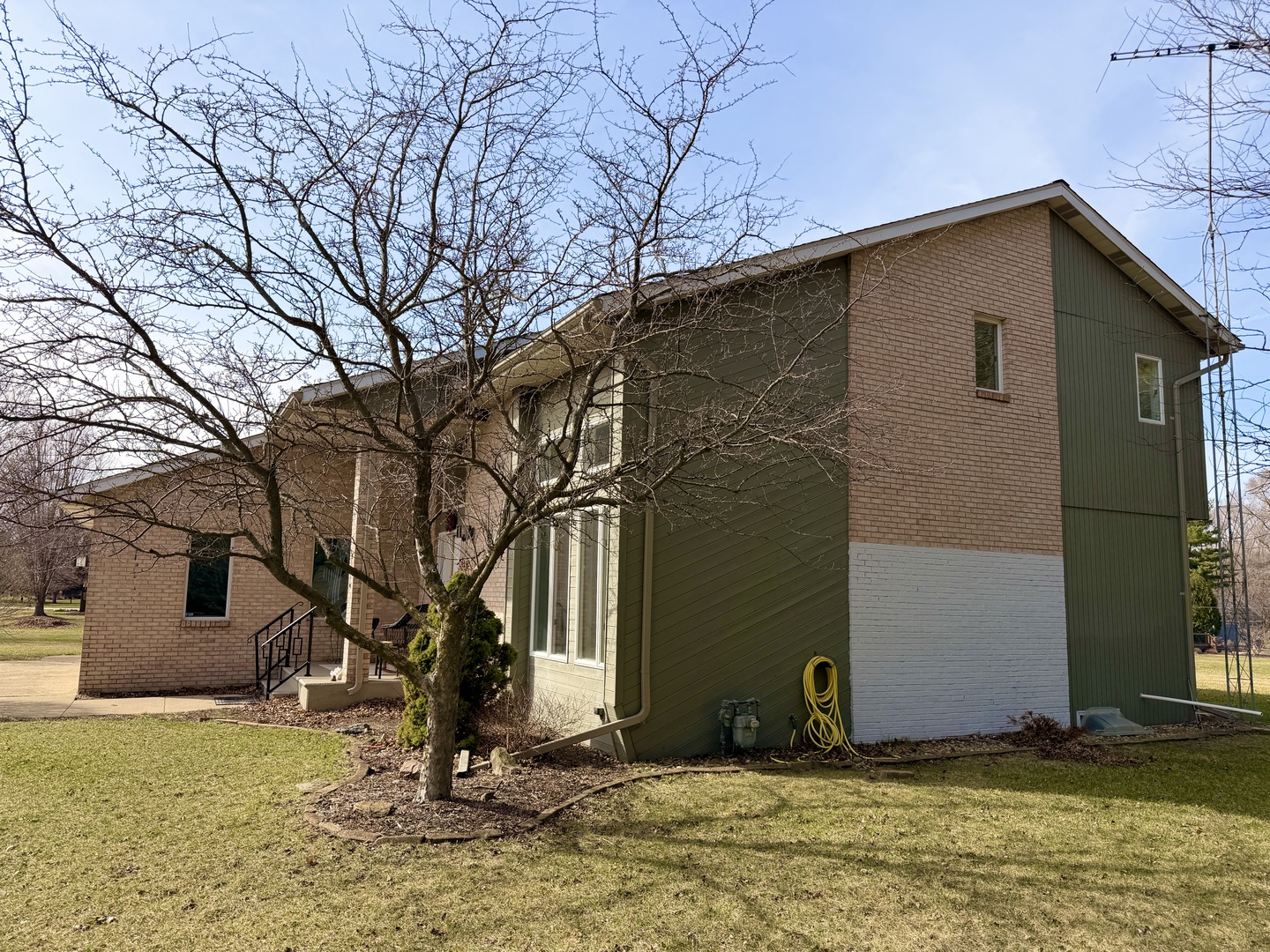 120 Grandin Road Morris, IL 60450 - Photo 6 of 38 a view of a house with backyard and trees