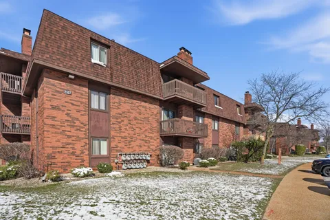 $164,900 | 2007 West 45th Street, Unit 307, Highland, IN 46322