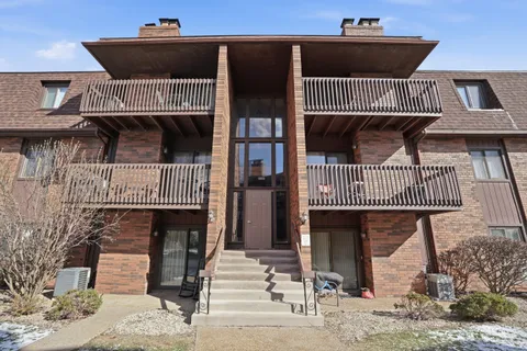 $164,900 | 2007 West 45th Street, Unit 307, Highland, IN 46322
