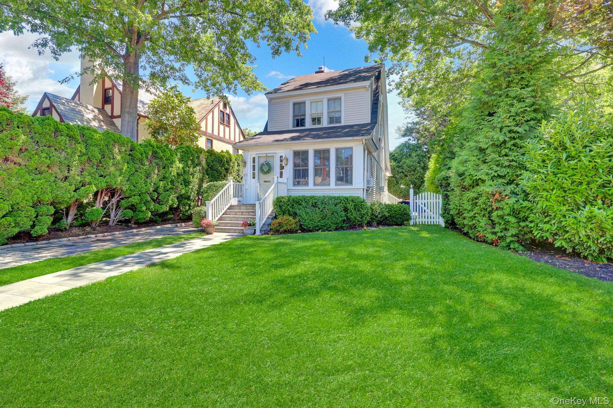 65 Roxbury Road Garden City, NY 11530 - Photo 2 of 39