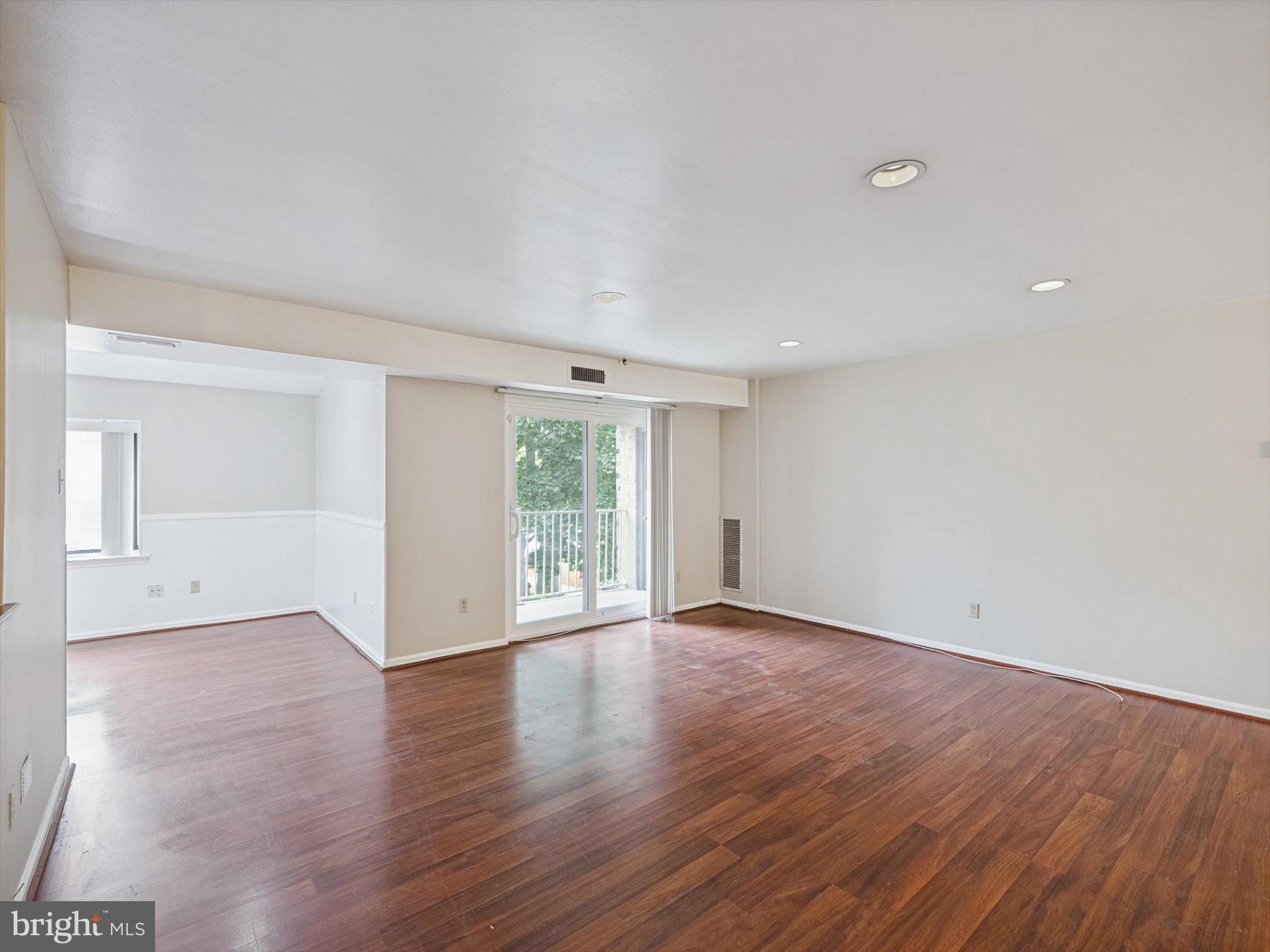 3204 Delaire Landing Road, Unit 3204 Philadelphia, PA 19114 - Photo 3 of 39 Spacious Living Room