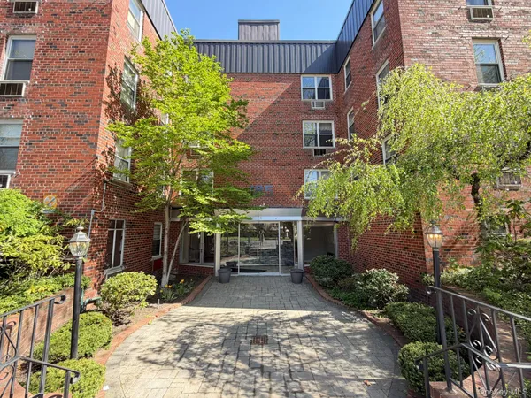 $299,000 | 185 South Middle Neck Road, Unit 3C, Great Neck, NY 11021