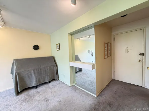 $299,000 | 185 South Middle Neck Road, Unit 3C, Great Neck, NY 11021