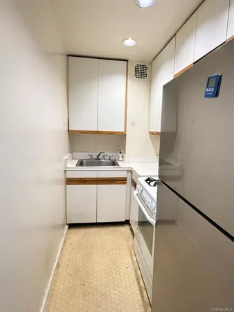 $299,000 | 185 South Middle Neck Road, Unit 3C, Great Neck, NY 11021