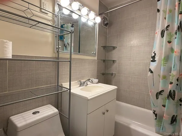 $299,000 | 185 South Middle Neck Road, Unit 3C, Great Neck, NY 11021