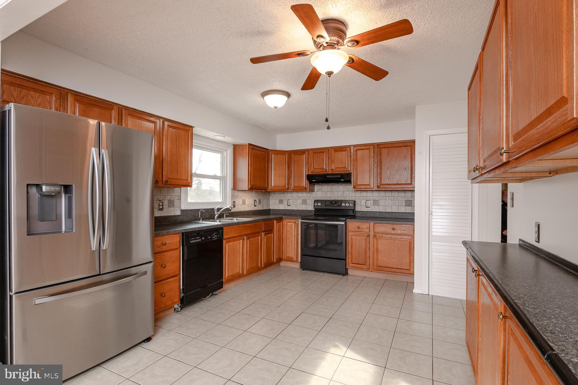 50 Olde Concord Road Stafford, VA 22554 - Photo 5 of 41 Spacious kitchen with modern appliances.