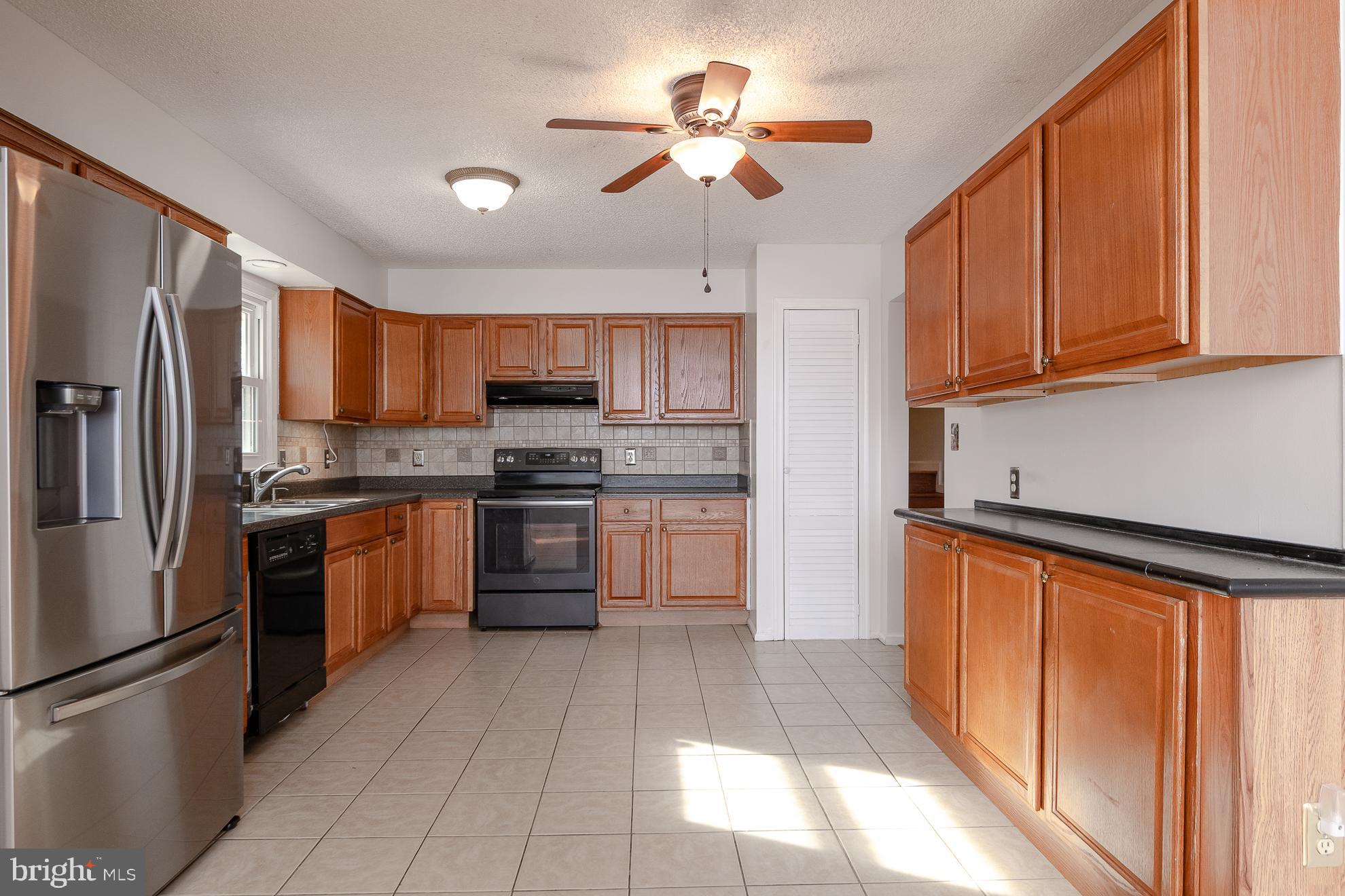 50 Olde Concord Road Stafford, VA 22554 - Photo 8 of 41 Spacious kitchen with modern appliances.