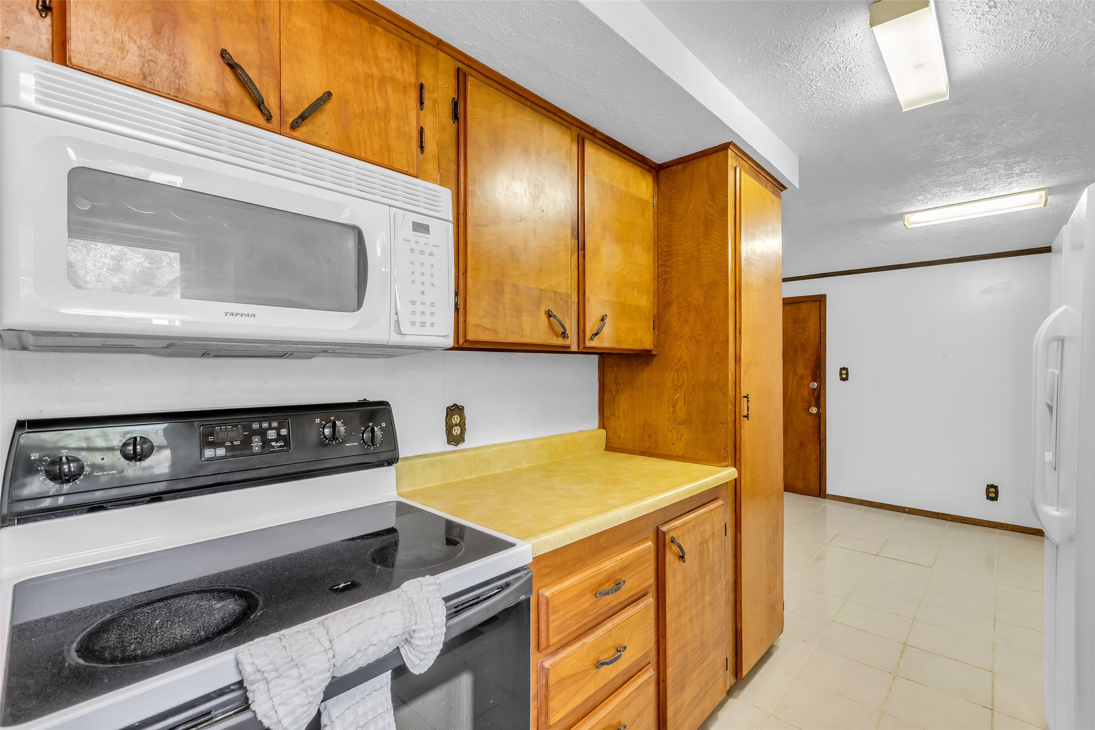 302 Channelview Drive Anahuac, TX 77514 - Photo 11 of 35 a utility room with washer and dryer