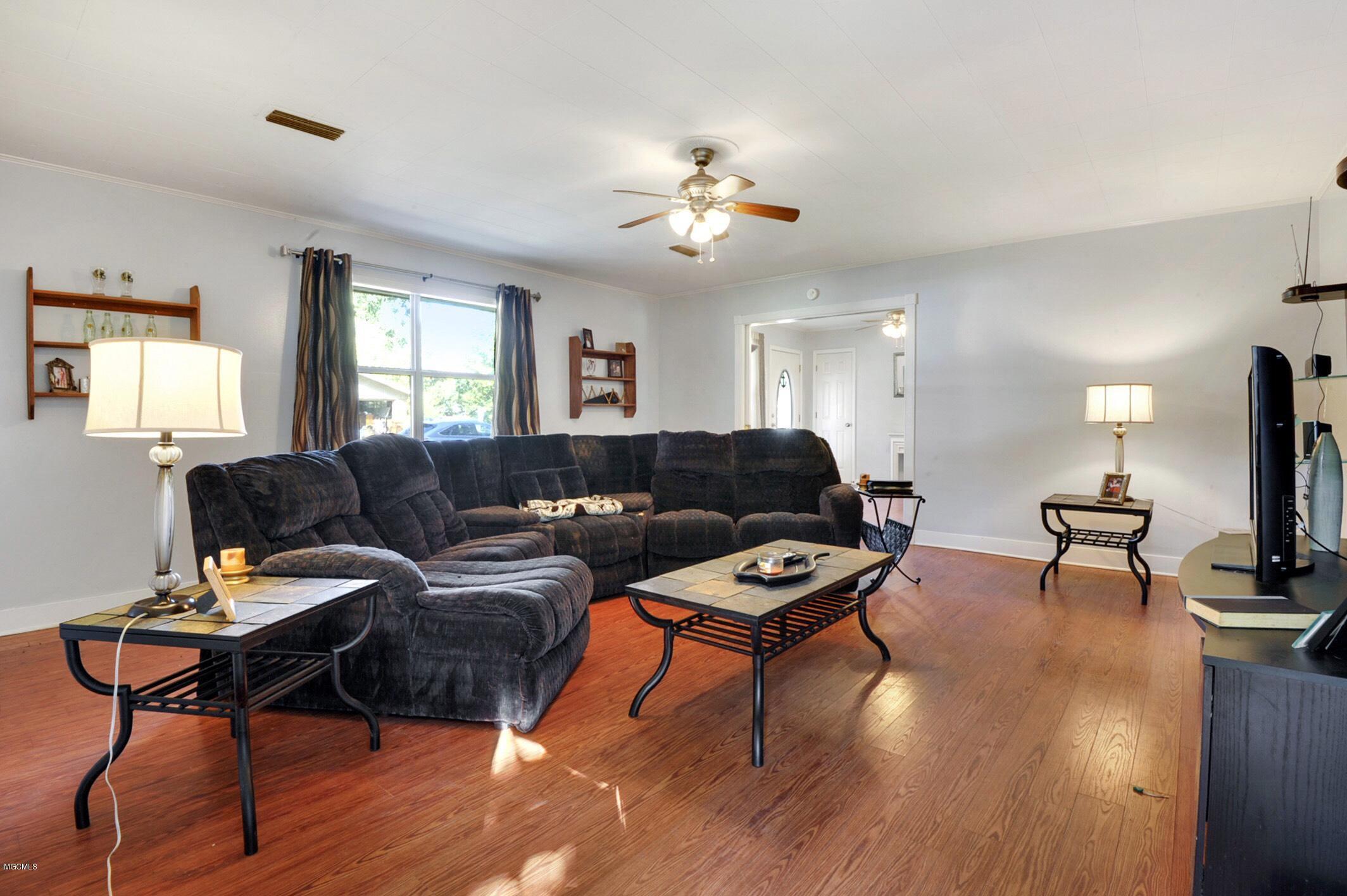 350 Carter Road Biloxi, MS 39531 - Photo 5 of 24 IMG_5839 (1)