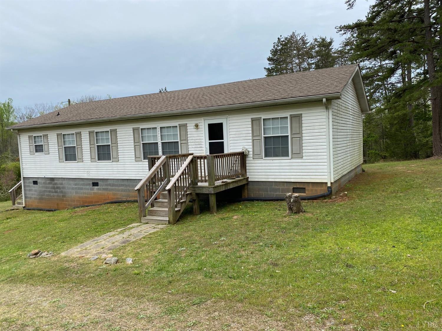 a view of a house with backyard