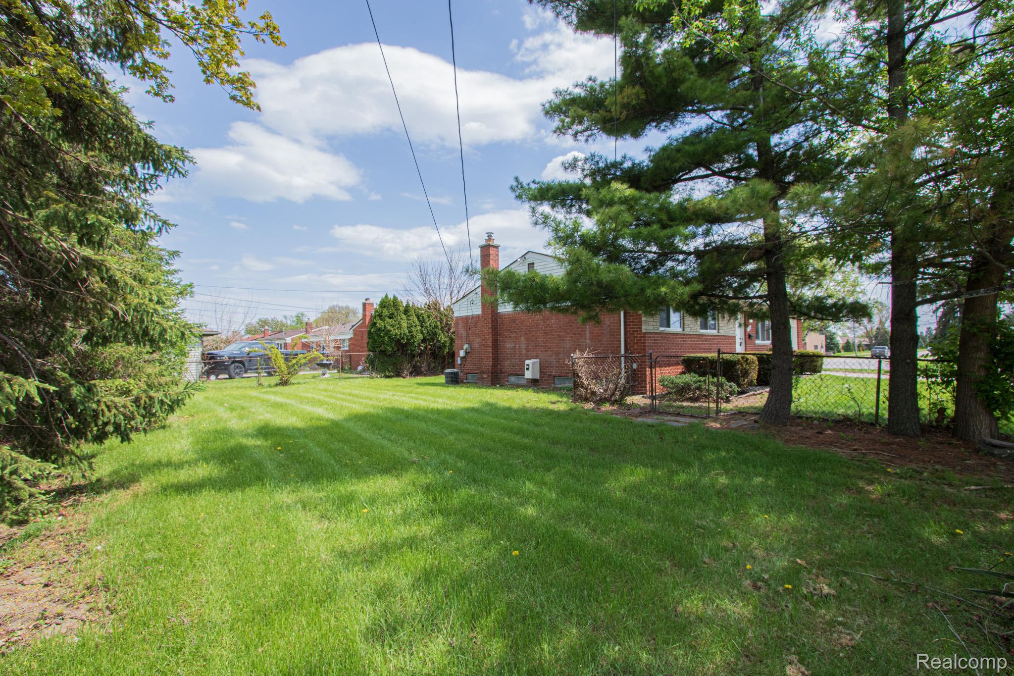 31000 Fall Fraser, MI 48026 - Photo 27 of 28 View of yard